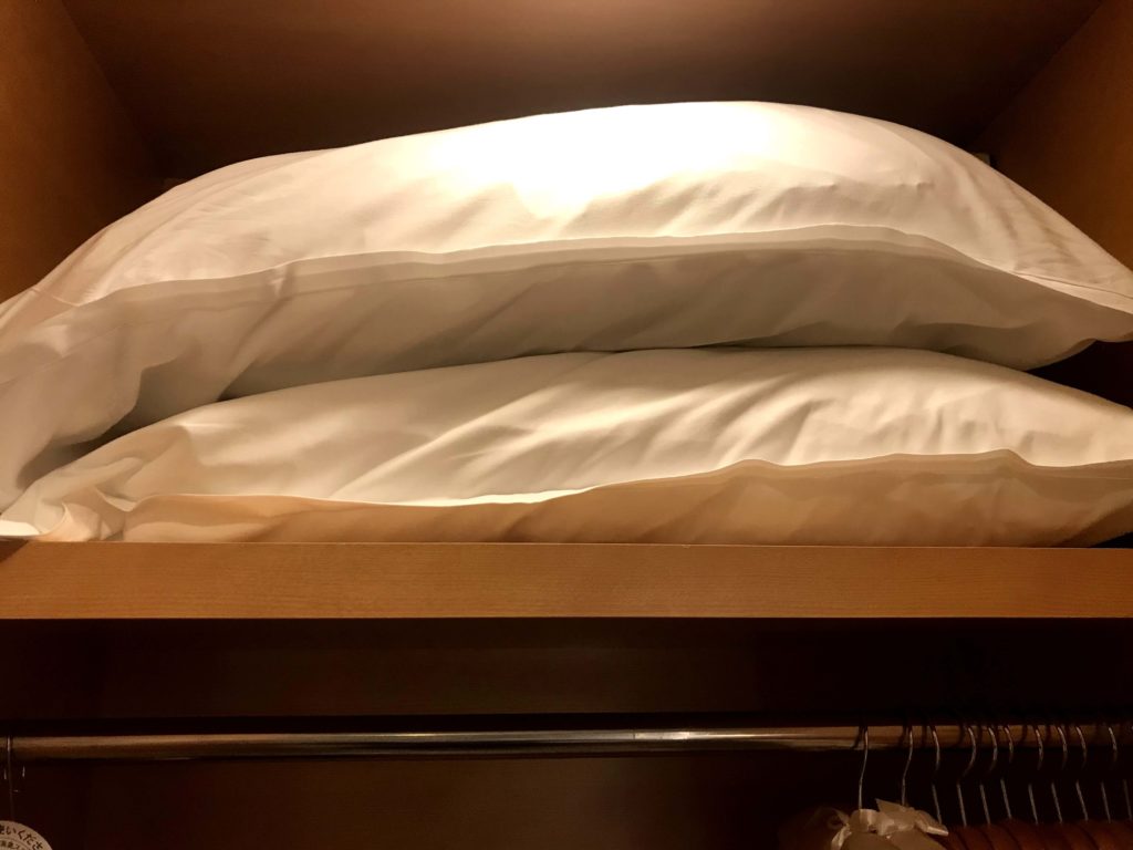 シェラトングランドホテル広島。枕の常備。